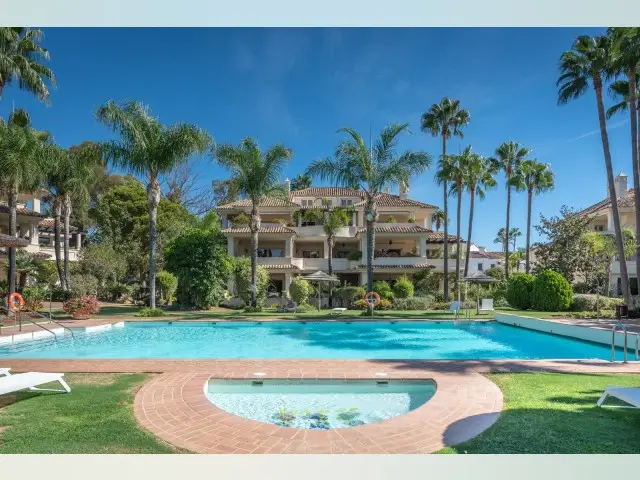 Adosado de 3 Dormitorios en venta Nueva Andalucia, España
