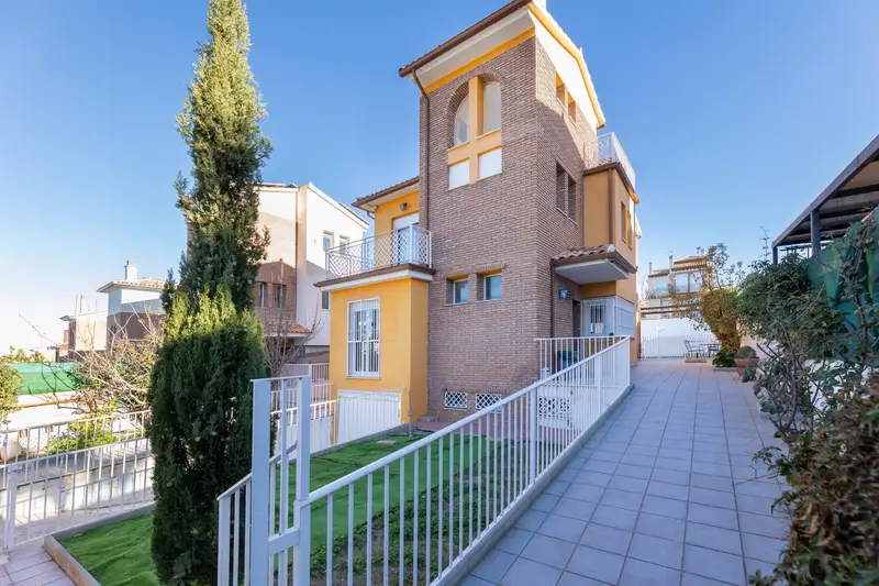 Chalet con Piscina en Cañadas del Parque Dílar