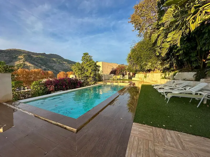 Casa en V

élez de Benaudalla con Piscina y Jacuzzi