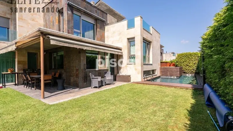 Chalet Independiente con Piscina y Jardín en Urbanización Ladera Sur