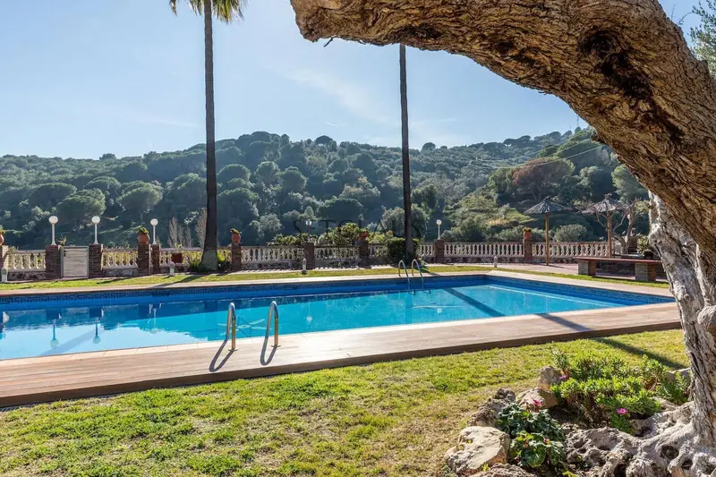 Casa en Alella con piscina, jardín y garaje doble