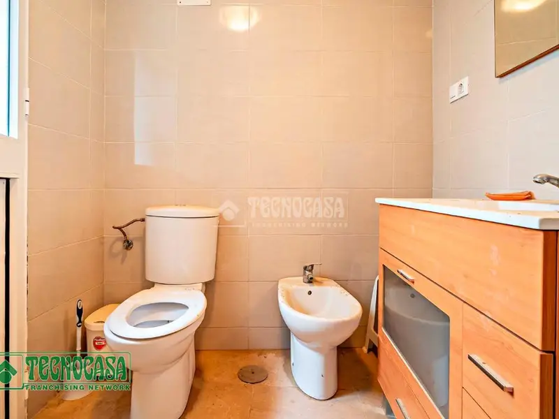 Casa en venta en Álora: 2 plantas, 6 dormitorios, patio y sótano