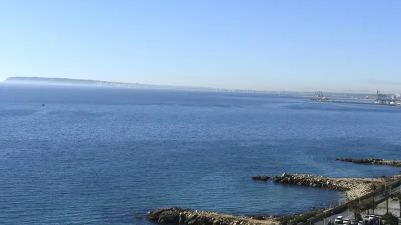 Vivienda Reformada con Vistas al Mar y Acceso Directo a la Playa