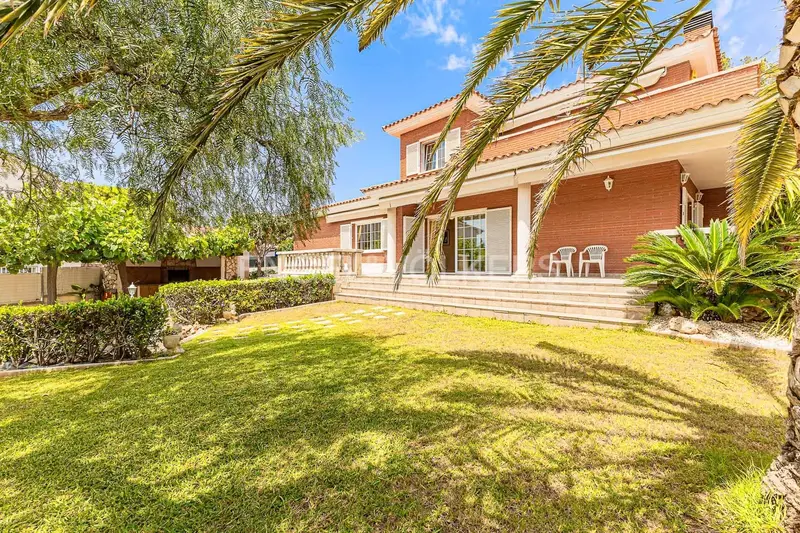 Chalet en Venta El Vendrell 4 Dormitorios Piscina Jardin 310m2