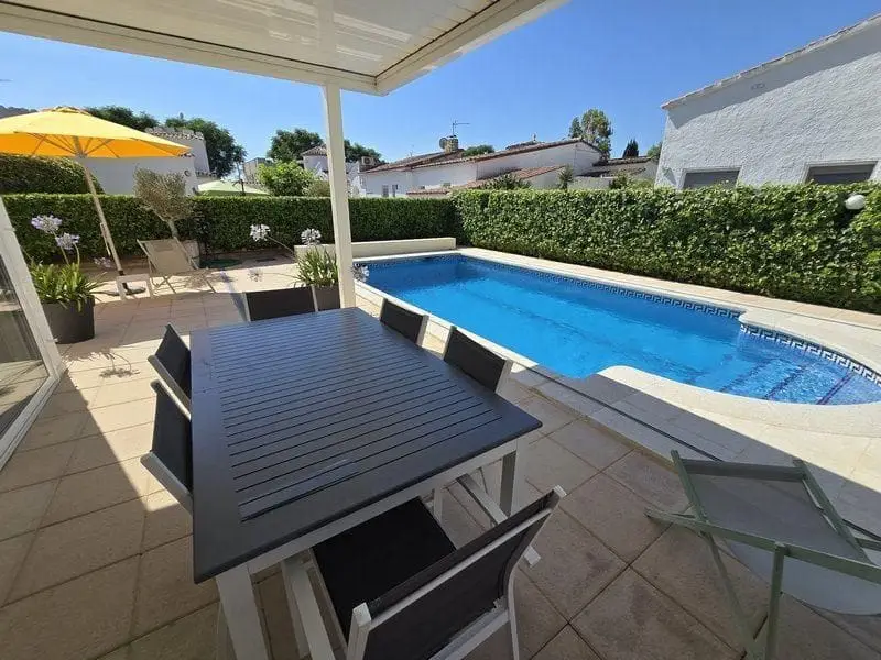 Chalet en venta Empuriabrava con piscina y garaje