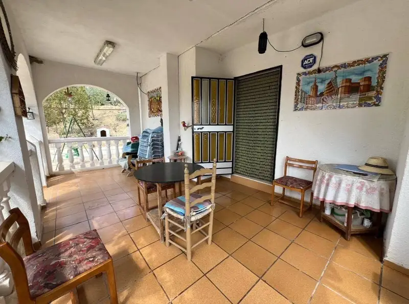 Chalet Rústico en Chiva con Piscina y Amplia Parcela