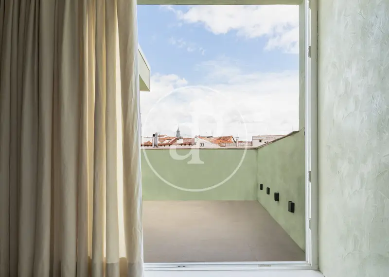 Atico en Huertas Madrid: Reformado, Luminoso y con Terraza