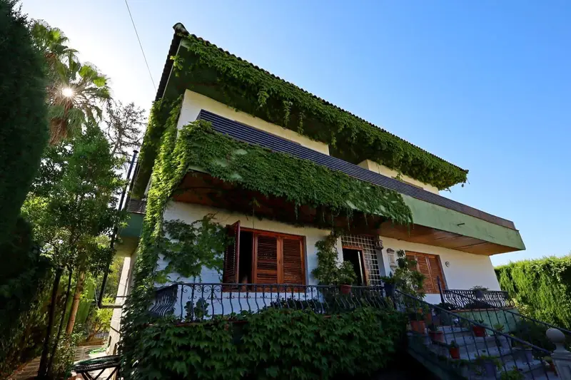 Chalet en venta en Granada ciudad con piscina y jardin