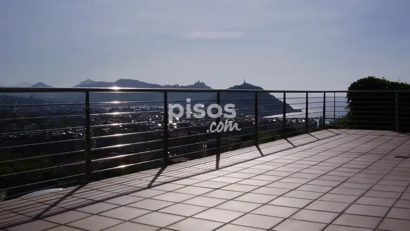 Chalet en alquiler con piscina y vistas a la ciudad