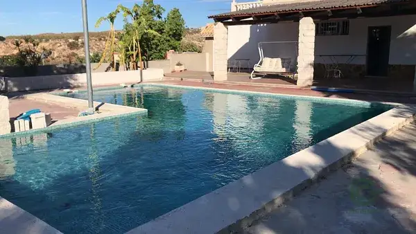 Chalet de Lujo en Elche con Piscina y 12 Cuadra para Caballos