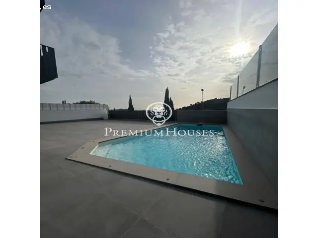 Chalet Pareado de Lujo en Tiana con Piscina y Vistas al Mar