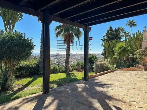 Villa de Lujo con 6 Dormitorios y Vistas Panorámicas en Mijas