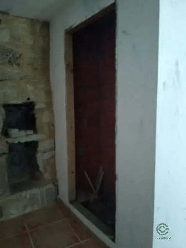 Casa Semirestorada en Pontevedra con Horreo y Terreno