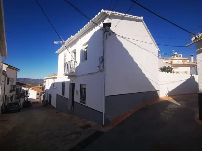Casa de 6 Dormitorios en Periana: Oportunidad de Desarrollo