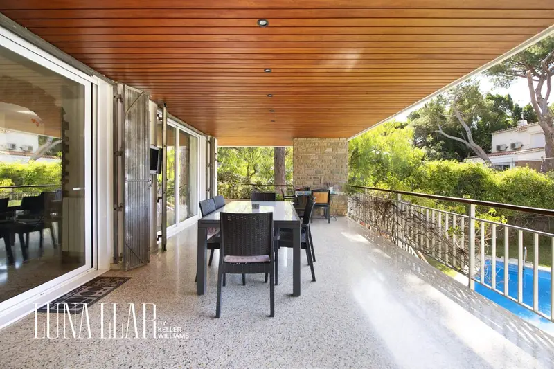 Chalet en Castelldefels con Piscina y 5 Habitaciones