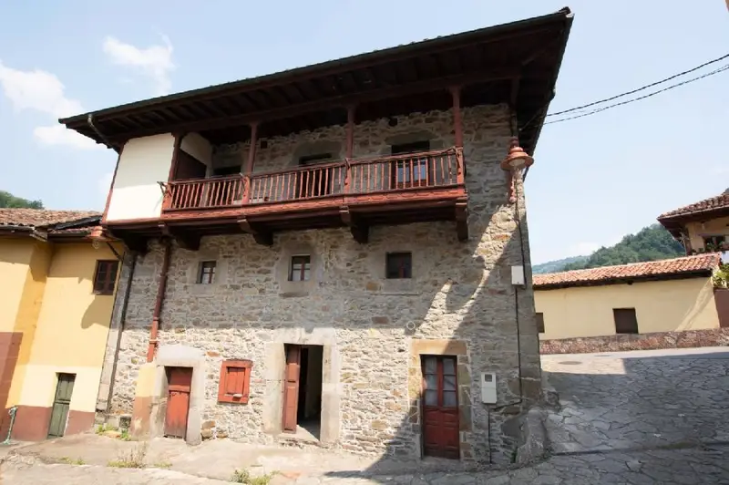 Casa en Venta en Barzana Quiros con Trastero y Horno de Lena