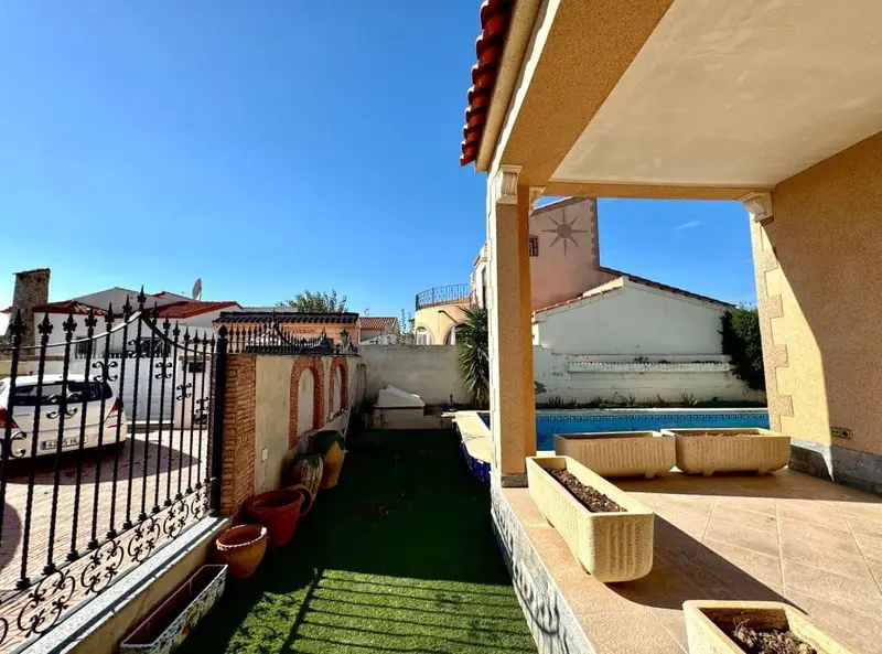 Chalet en Orihuela Costa con Piscina Privada y Amplias Terrazas