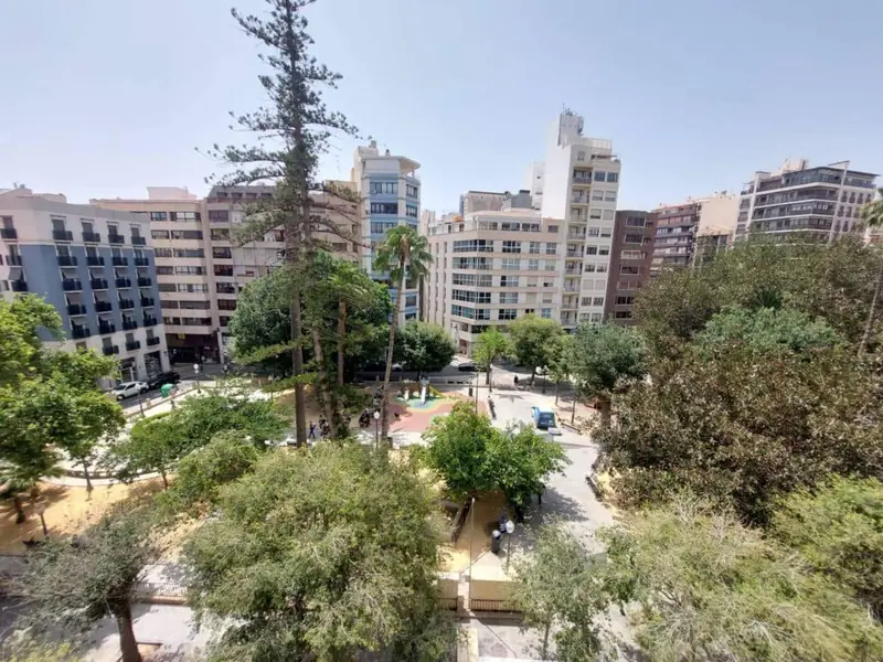 Piso en Centro de Alicante con Vistas a Plaza Calvo Sotelo