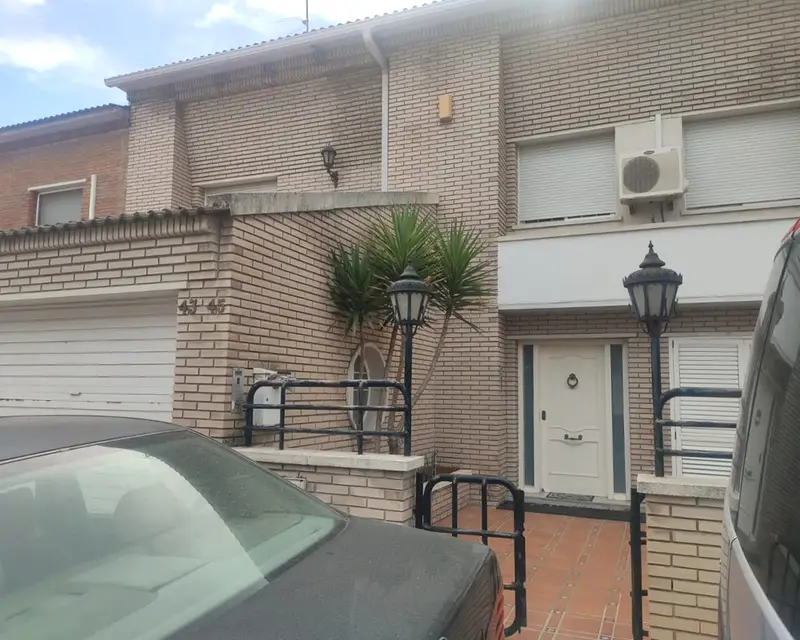 Casa Unifamiliar 561m2 4 Habitaciones 3 Baños Igualada