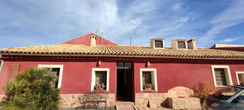 Casa de Campo con 5 Dormitorios y 4 Baños en Jumilla