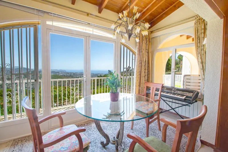 Chalet en Benissa con Vistas al Mar y Piscina Climatizada