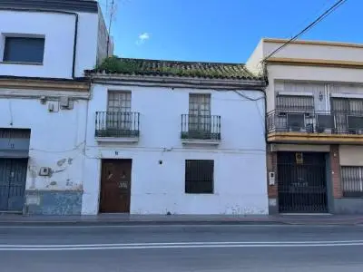 Casa para rehabilitar en Dos Hermanas cerca de la estacion de tren