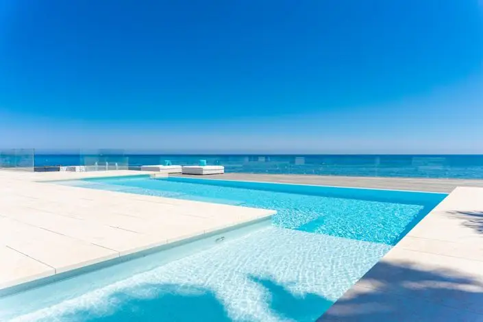 Villa de Lujo 4 Dormitorios en Primera Línea de Playa