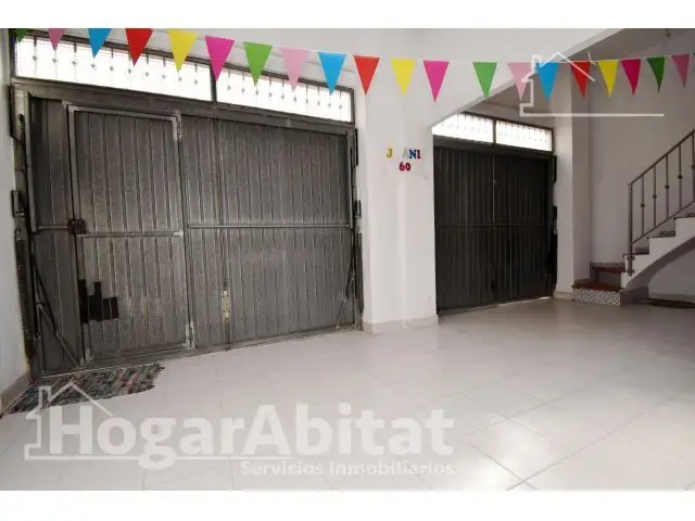Casa Esquinera con Garaje Doble Terraza y Trastero