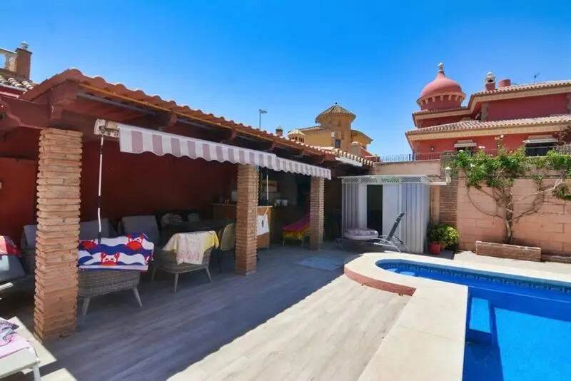 Villa de Lujo con 6 Dormitorios y Piscina Privada en Mijas Costa
