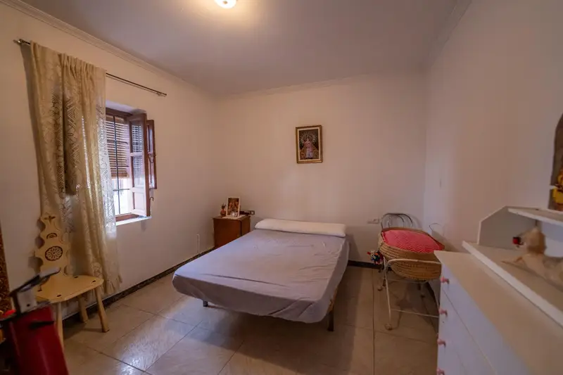 Casa 6 dormitorios Guadix amplia con cochera y terraza