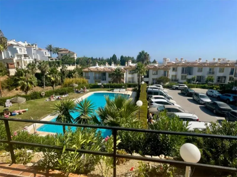 Apartamento en Calahonda con Terraza y Piscina