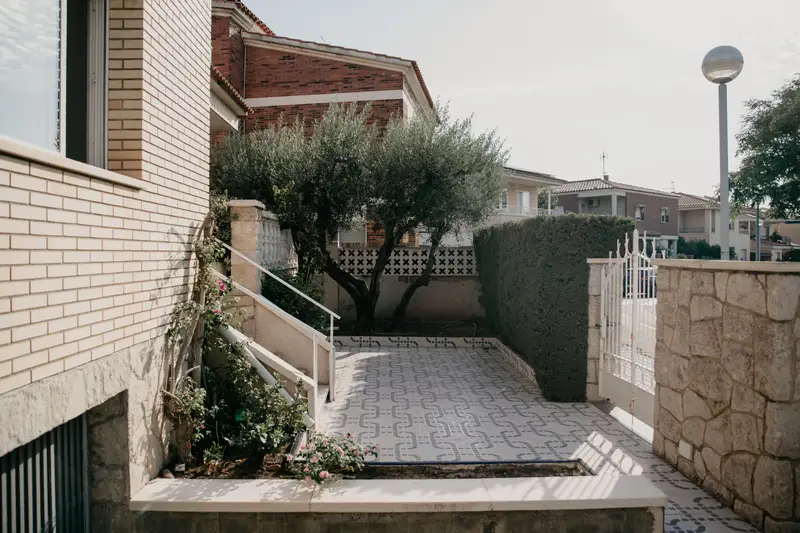 Casa Aislada en venta. Casa independiente de 7 habitaciones, 2 baños, 3 terrazas, calefacción gas, porche, garaje 2 coches, jardín y barbacoa