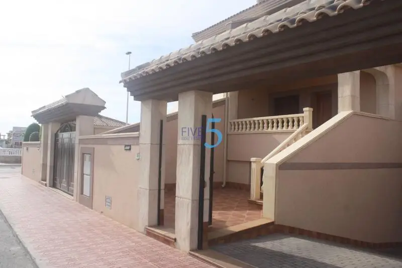 Adosado en Los Altos Torrevieja con Vistas a la Laguna Rosa
