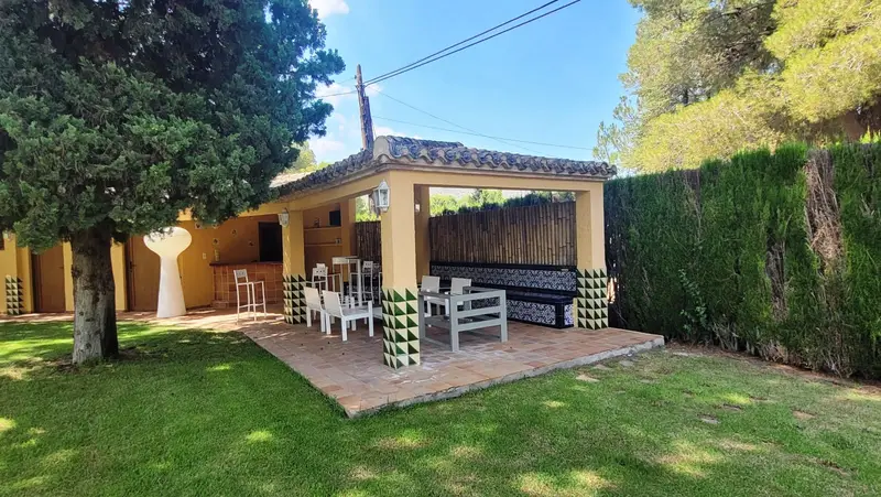 Chalet en Venta Ontinyent: Villa Lujosa con Piscina y Pista de Tenis