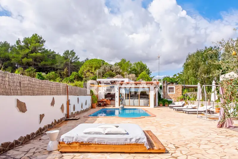 Chalet en venta en Ibiza: Finca ibicenca con piscina y alojamientos independientes