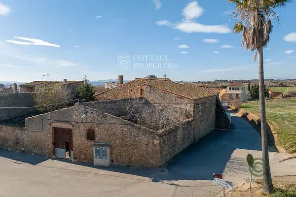 Masia de 600m2 a rehabilitar en la Tallada dEmporda