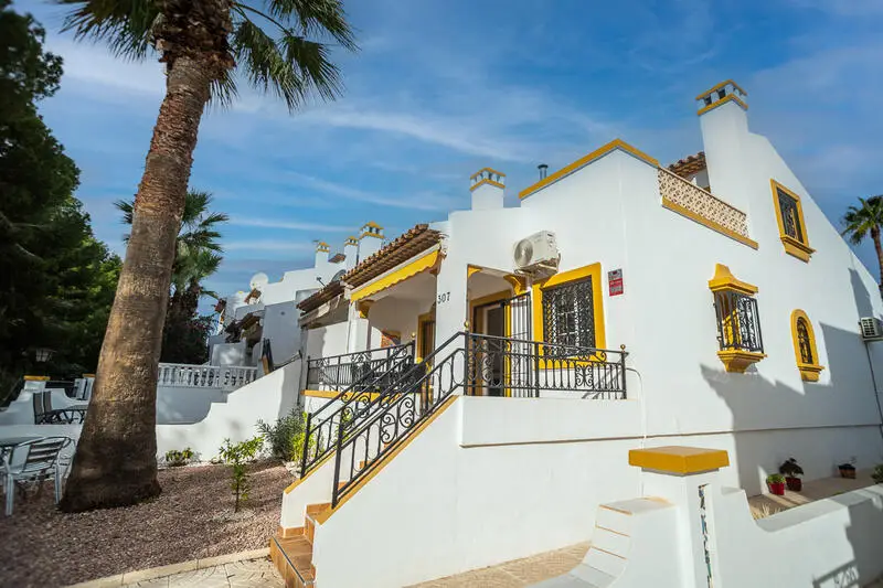 Villa en Villamartín Orihuela Costa: Casa Española Renovada