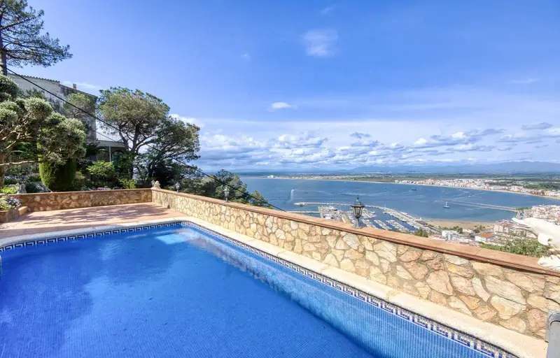 Chalet en venta en Roses Girona con vistas al mar y piscina