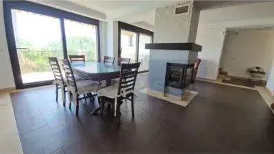 Dúplex en Venta Bahía Dorada: Vistas al Mar y 9 Piscinas