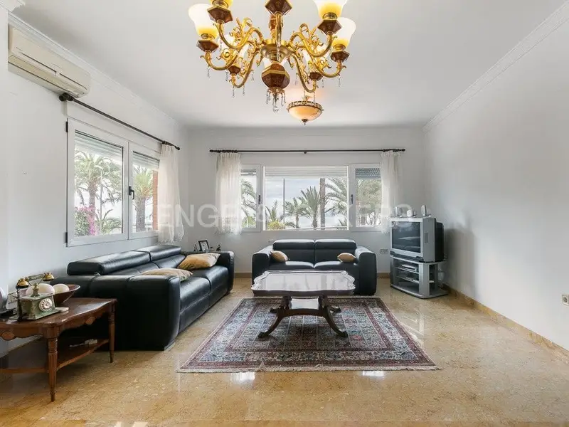 Chalet en venta El Faro Cullera con piscina y vistas al mar