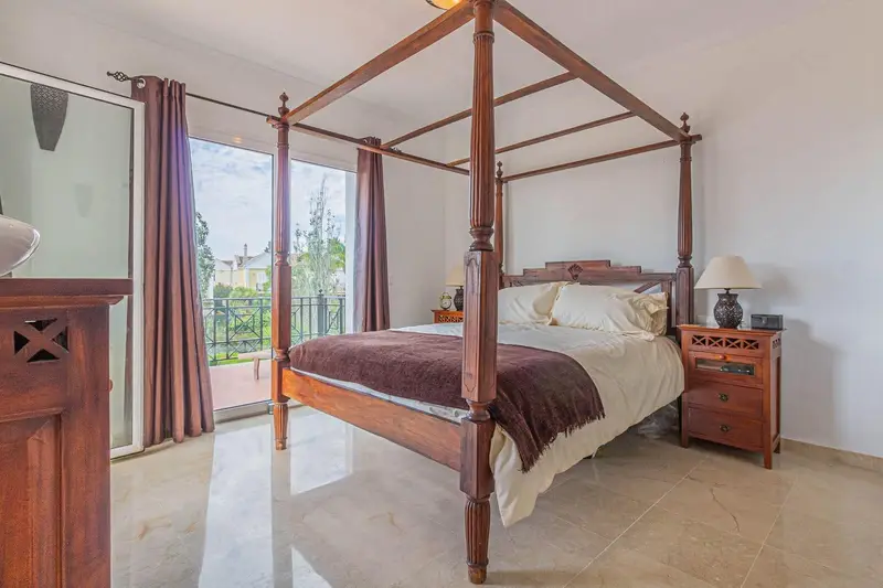 Villa en Alcaidesa con Piscina Privada y 3 Dormitorios