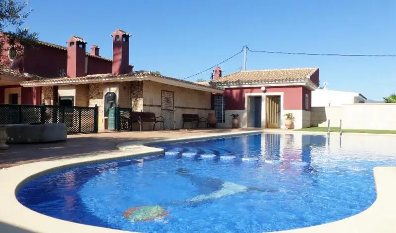 Finca de Lujo con Piscina y 4 Dormitorios en Murcia