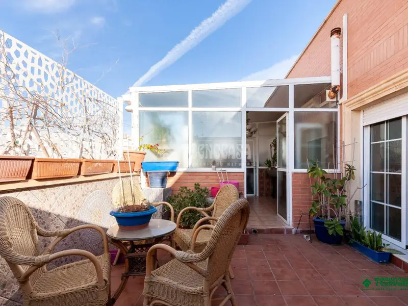 Ático de Lujo en Almería: 3 Habitaciones, 2 Baños y Terraza