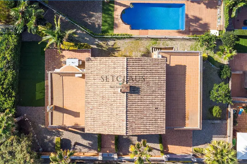 Chalet en Premià de Dalt con Piscina y Vistas Panorámicas