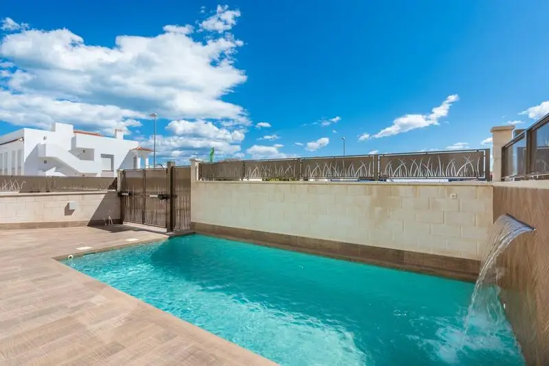 Villa en Los Montesinos con Vistas a Lagunas