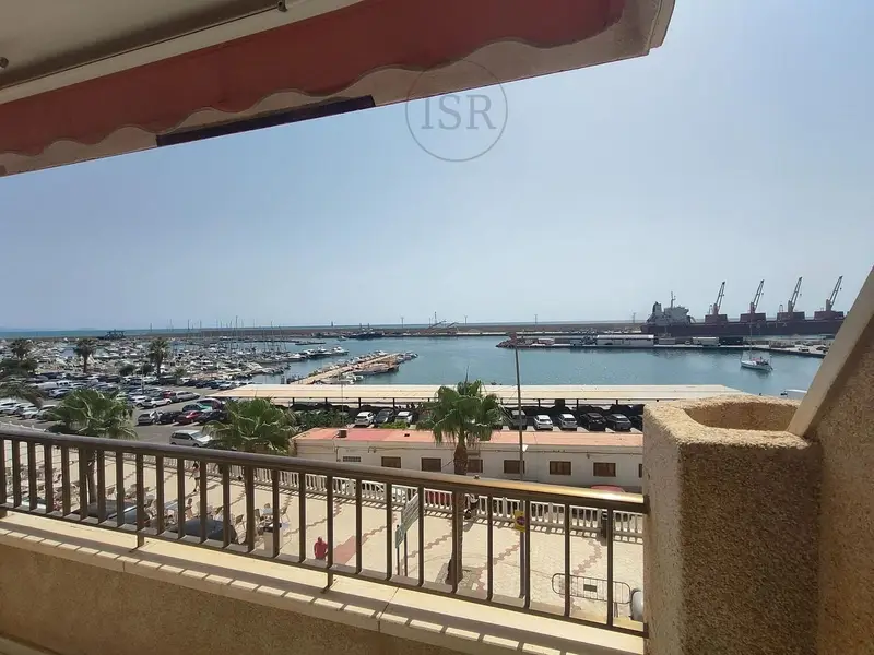 Apartamento en Garrucha con Vistas al Mar y Garaje