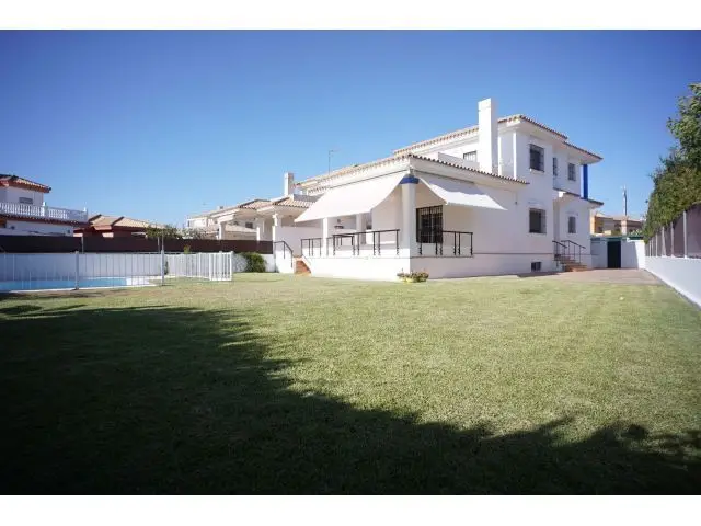 Chalet en Alquiler Chipiona 4 Dormitorios Piscina Privada Cerca Playa