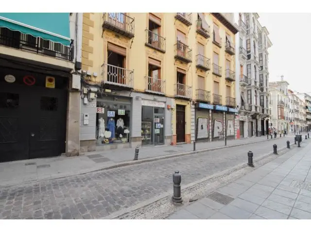 Piso 309m2 5 habitaciones 2 baños Patio 100m2 Centro Granada