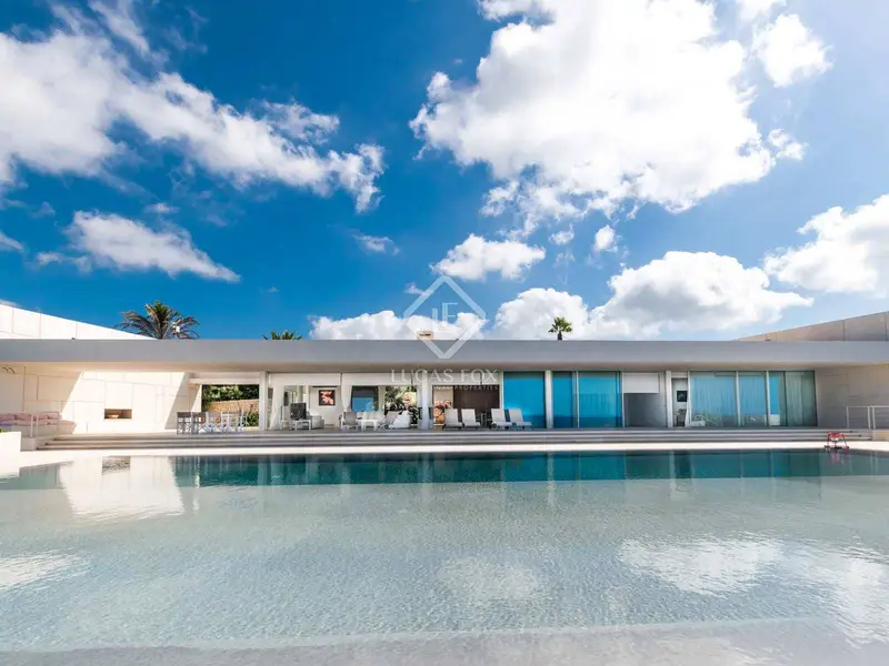 Chalet de Lujo en San Luis Menorca con Vistas al Mar