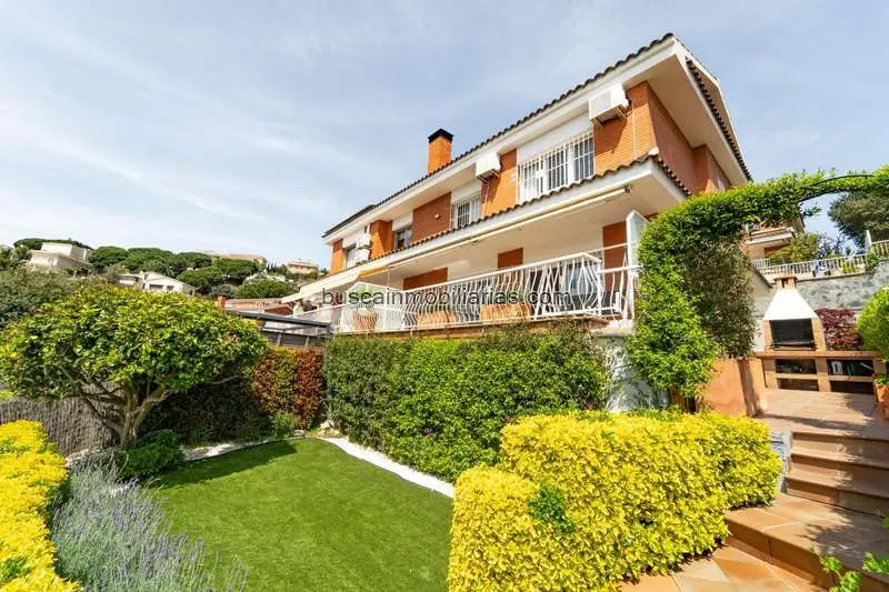 Casa adosada en Teia con vistas al mar y jardin privado